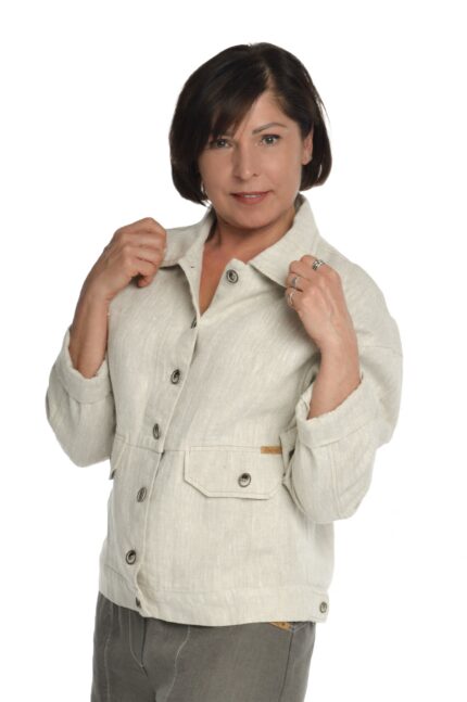 Šviesus moteriškas lininis švarkas užsagstomu priekiu su dekoruotomis kišenėmis ir reguliuojamo pločio apačia