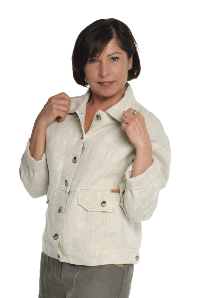 Šviesus moteriškas lininis švarkas užsagstomu priekiu su dekoruotomis kišenėmis ir reguliuojamo pločio apačia