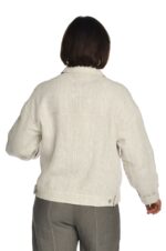 Šviesus moteriškas lininis švarkas užsagstomu priekiu su dekoruotomis kišenėmis ir reguliuojamo pločio apačia - nugara