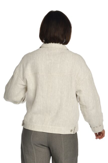 Šviesus moteriškas lininis švarkas užsagstomu priekiu su dekoruotomis kišenėmis ir reguliuojamo pločio apačia - nugara