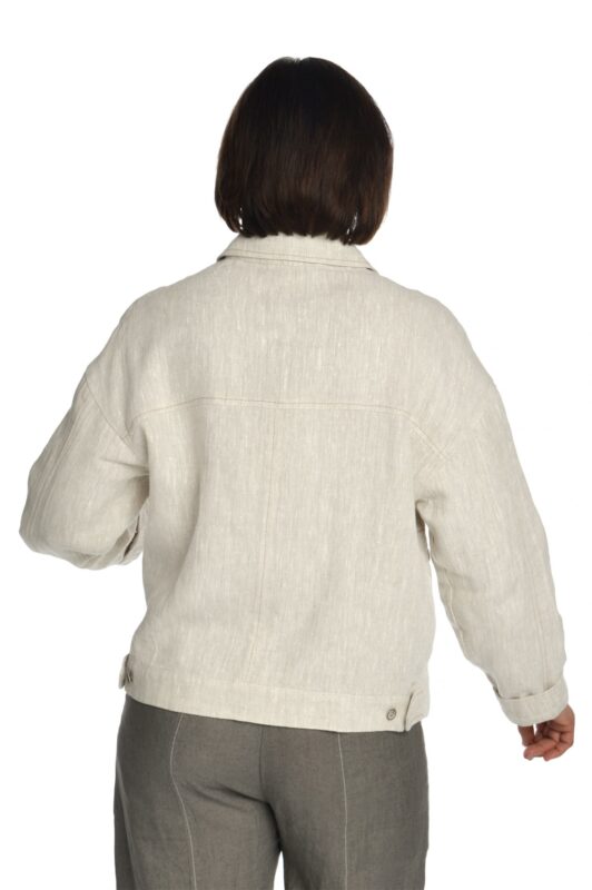 Šviesus moteriškas lininis švarkas užsagstomu priekiu su dekoruotomis kišenėmis ir reguliuojamo pločio apačia - nugara