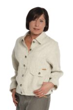 Šviesus moteriškas lininis švarkas užsagstomu priekiu su dekoruotomis kišenėmis ir reguliuojamo pločio apačia, su kišenėmis, dekoruotomis antkišeniais