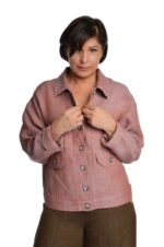 Rožinis moteriškas lininis švarkas užsagstomu priekiu su dekoruotomis kišenėmis ir reguliuojamo pločio apačia