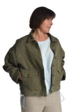 Moteriškas lininis švarkas užsagstomu priekiu su dekoruotomis kišenėmis ir reguliuojamo pločio apačia, žalias