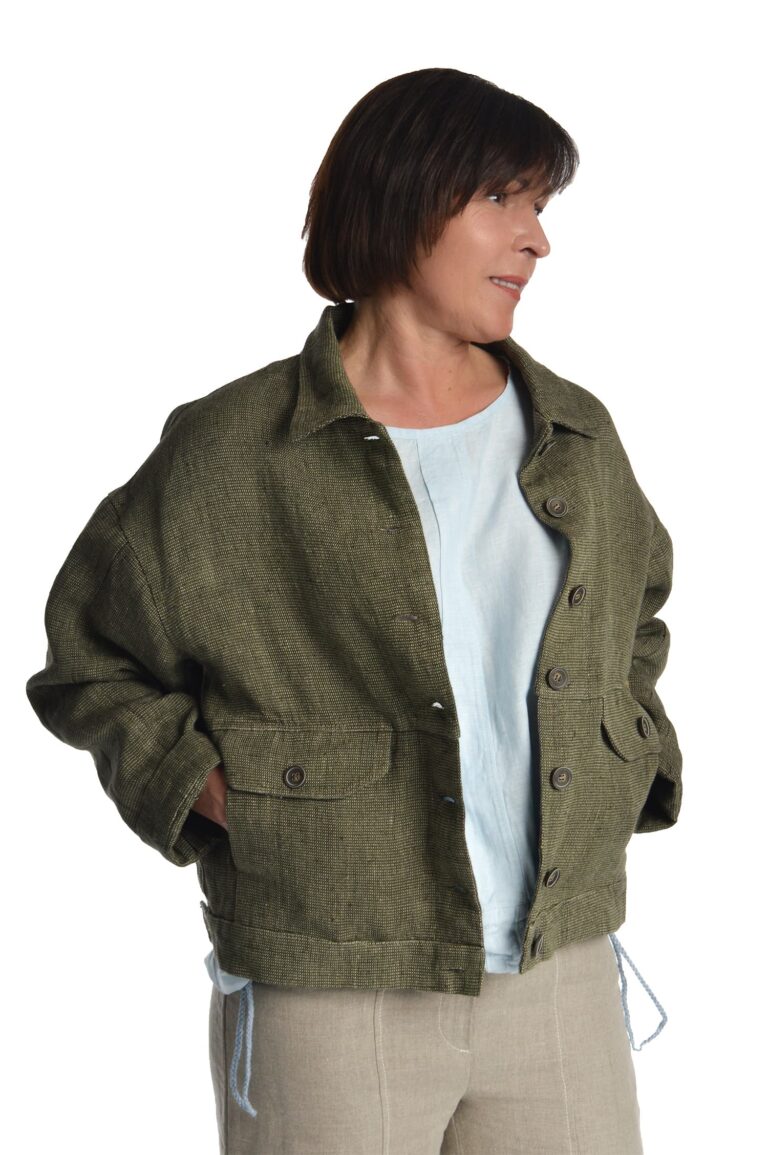 Moteriškas lininis švarkas užsagstomu priekiu su dekoruotomis kišenėmis ir reguliuojamo pločio apačia, žalias