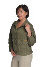 Moteriškas lininis švarkas užsagstomu priekiu su storo siūlo peltakio ir antkišenio dekoru, žalias