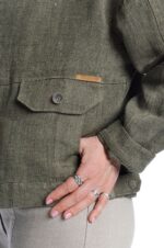 žalias moteriškas lininis švarkas užsagstomu priekiu, dekoruotas storo siūlo peltakiu ir antkišeniais