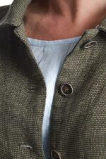 žalias moteriškas lininis švarkas užsagstomu priekiu su apykakle