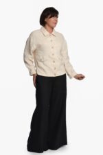 moteriškas lininis švarkas užsagstomu priekiu su apykakle, užlenkiamomis rankovėmis, gelsvas