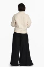 moteriškas lininis švarkas užsagstomu priekiu su apykakle, reguliuojamo pločio apačia, gelsvas