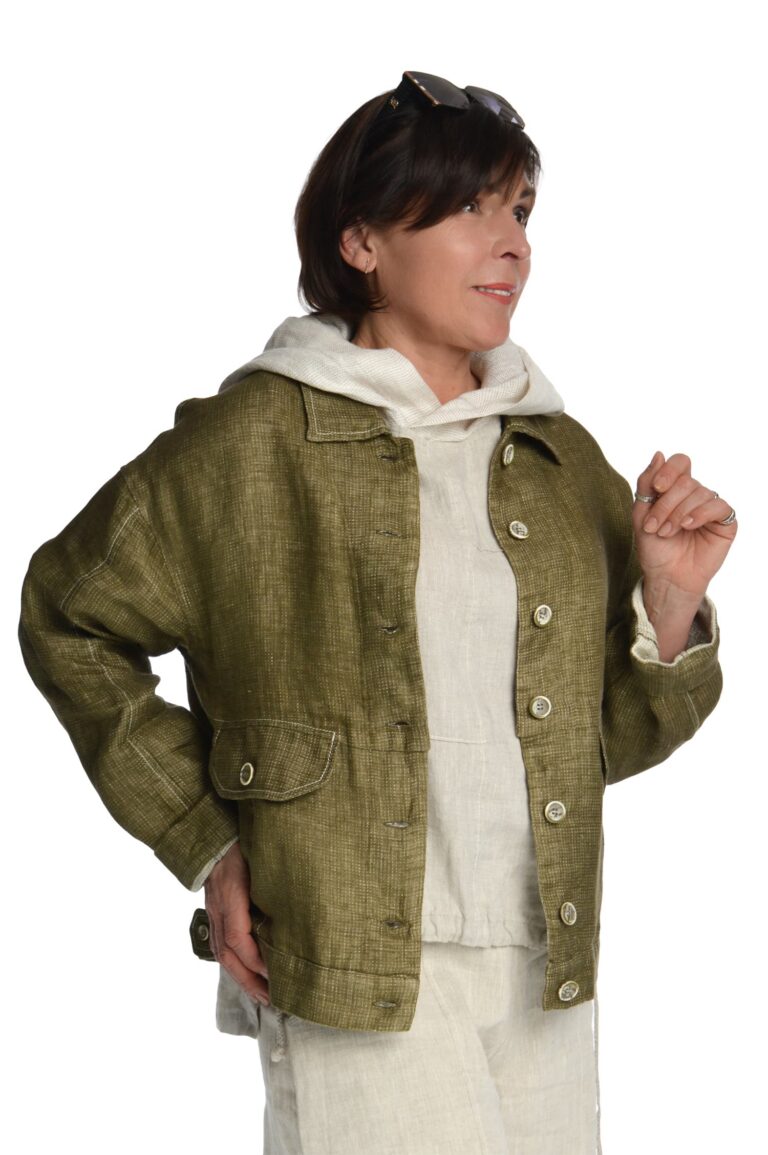 moteriškas lininis švarkas užsagstomu priekiu su apykakle, reguliuojamo pločio apačia, chaki spalvos