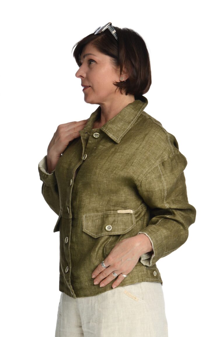 stilingas moteriškas lininis švarkas užsagstomu priekiu dekoruotas storu peltakiu ir antkišeniais