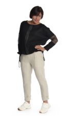 Šviesios siaurėjančios lininės moteriškos kelnės, su atlankais apačioje