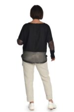 Šviesios siaurėjančios lininės moteriškos kelnės, su atlankais apačioje - iš nugaros