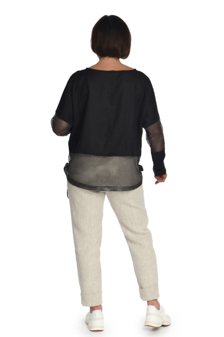 Šviesios siaurėjančios lininės moteriškos kelnės, su atlankais apačioje - iš nugaros