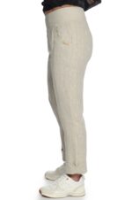 Šviesios siaurėjančios lininės moteriškos kelnės, elastingu liemeniu, su atlankais apačioje - iš šono