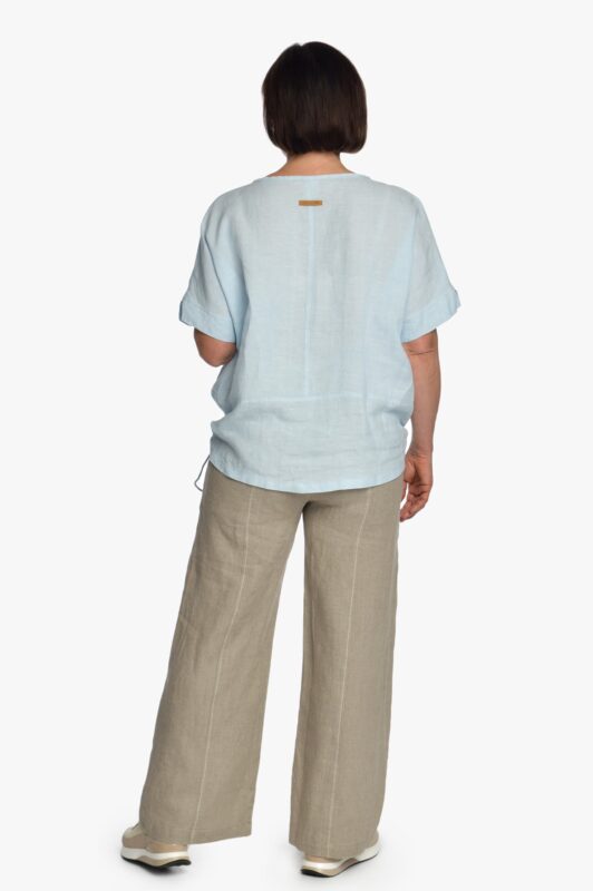 Natūralios spalvos lininės platėjančios moteriškos kelnės iš nugaros