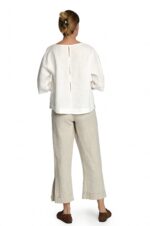 Šviesios lininės kelnės su skeltukais kelnių apačioje