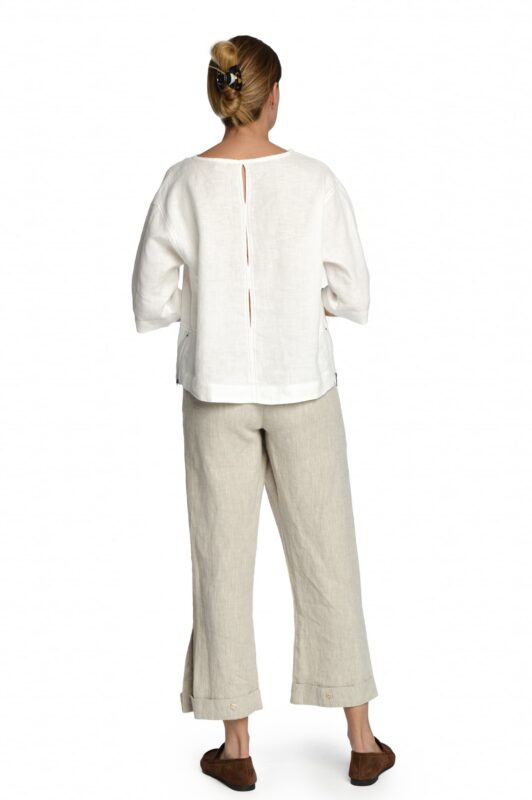 Šviesios lininės kelnės su skeltukais kelnių apačioje