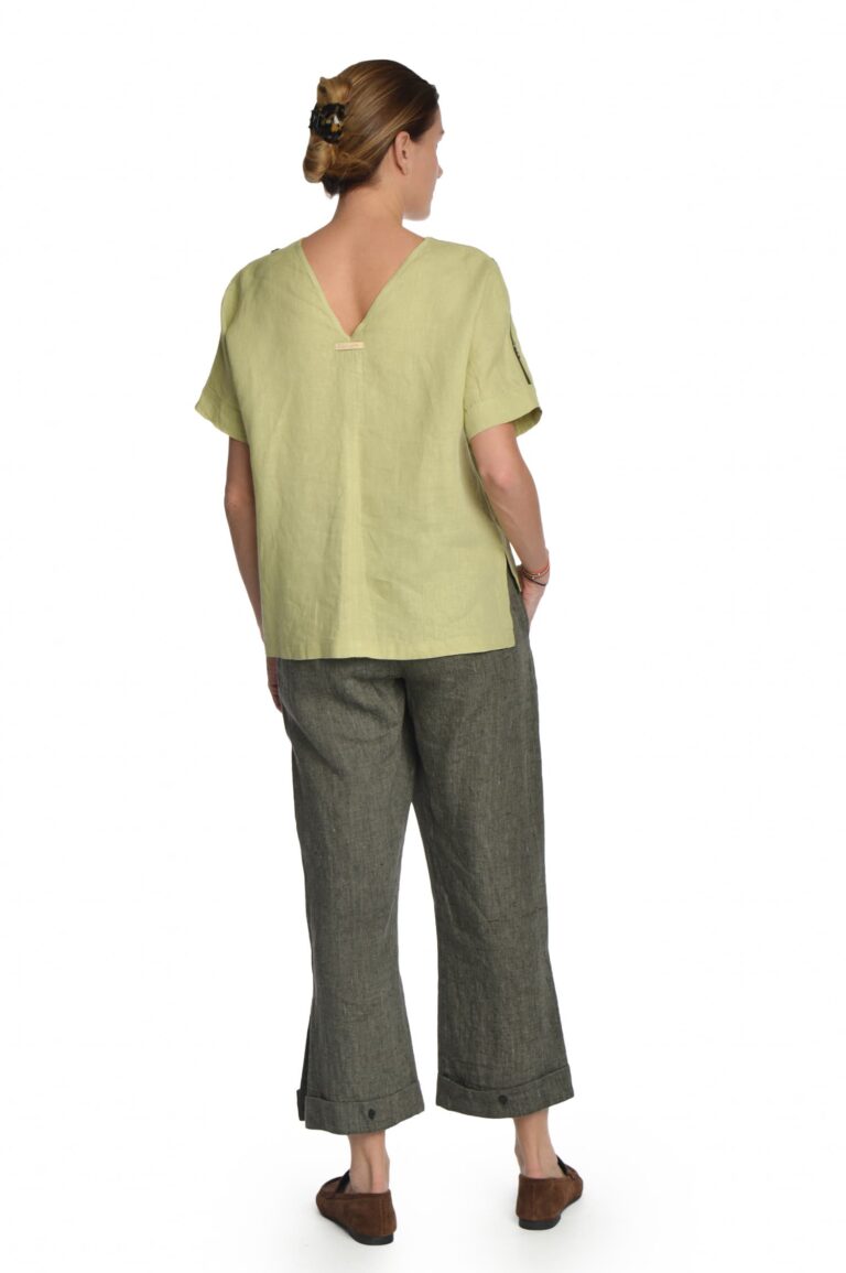 Chaki spalvos moteriškos lininės kelnės su skeltukais kelnių apačioje derinyje su linine palaidine