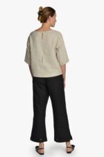 Juodos moteriškos lininės kelnės reguliuojamo ilgio, su skeltukais apačioje - iš nugaros