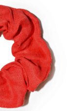 raudona lininė plaukų gumytė - faktūra