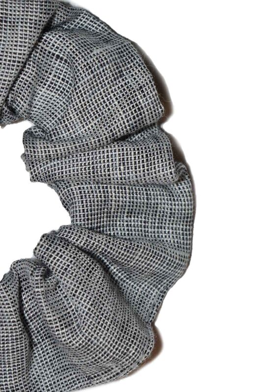 pilka lininė plaukų gumytė - faktūra