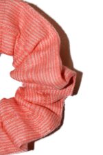 koralų spalvos lininė plaukų gumytė - faktūra