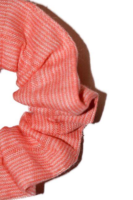 koralų spalvos lininė plaukų gumytė - faktūra