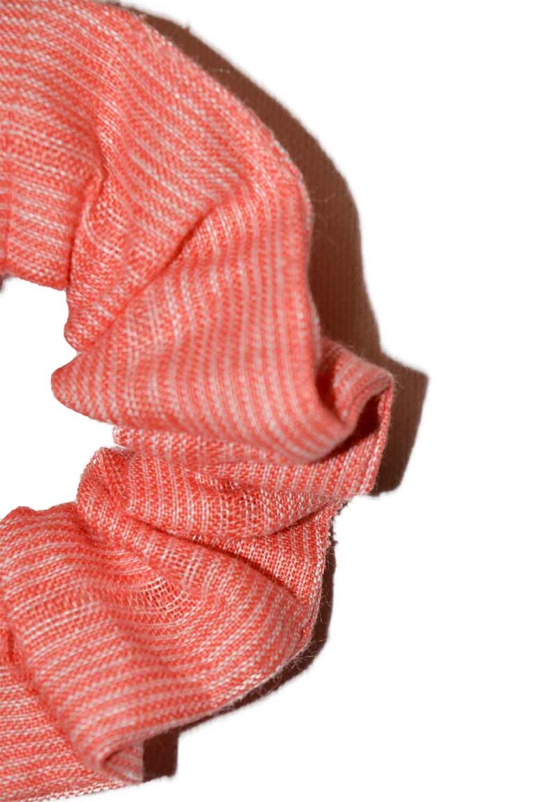 koralų spalvos lininė plaukų gumytė - faktūra
