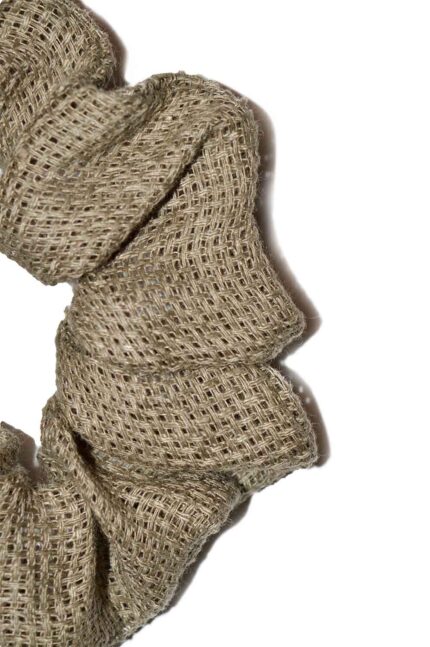 tamsios chaki spalvos lininė plaukų gumytė - faktūra