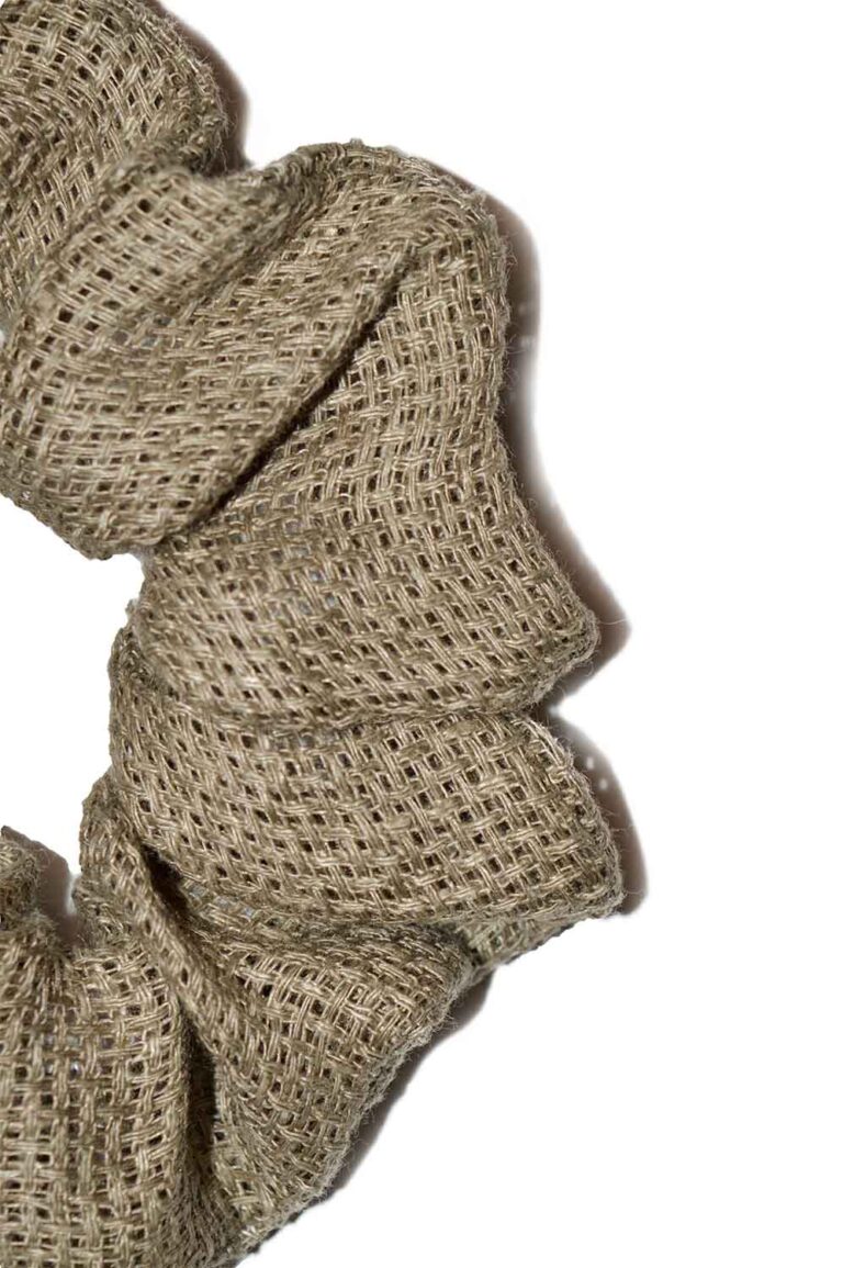 tamsios chaki spalvos lininė plaukų gumytė - faktūra