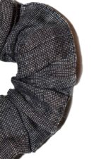 Tamsi plaukų gumytė iš lino - faktūra