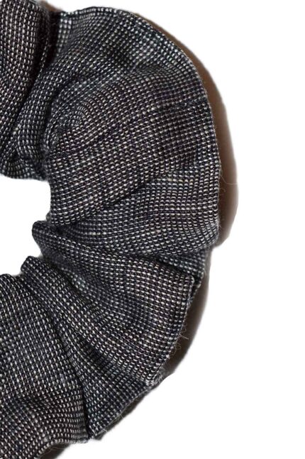 Tamsi plaukų gumytė iš lino - faktūra