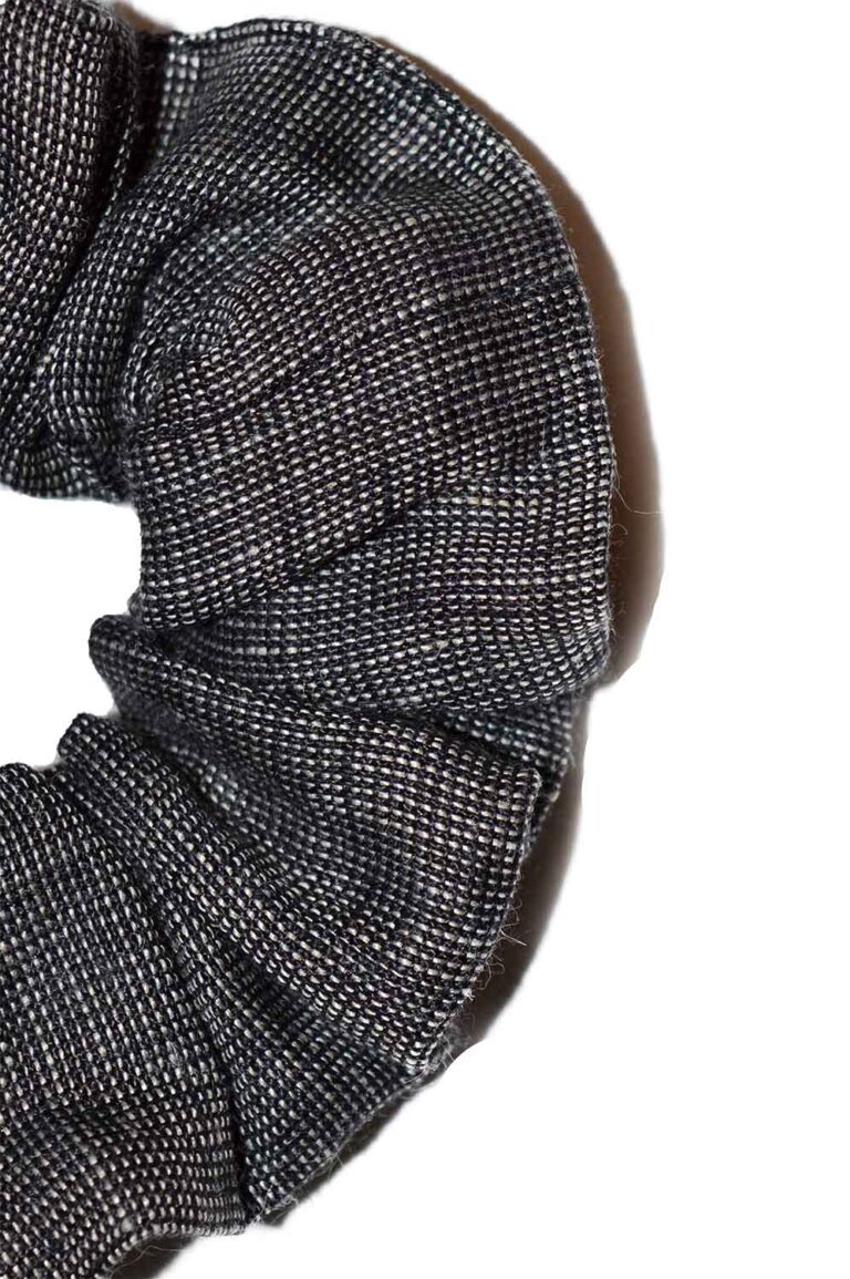 Tamsi plaukų gumytė iš lino - faktūra