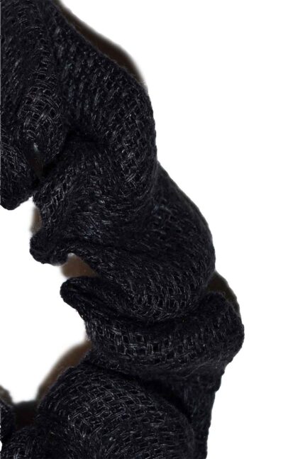 Juoda lininė plaukų gumytė - faktūra