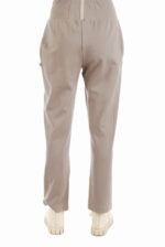 Stilingos laisvalaikio kelnės moterims iš organinės medvilnės su elastingu juosmeniu, smėlinės - iš nugaros