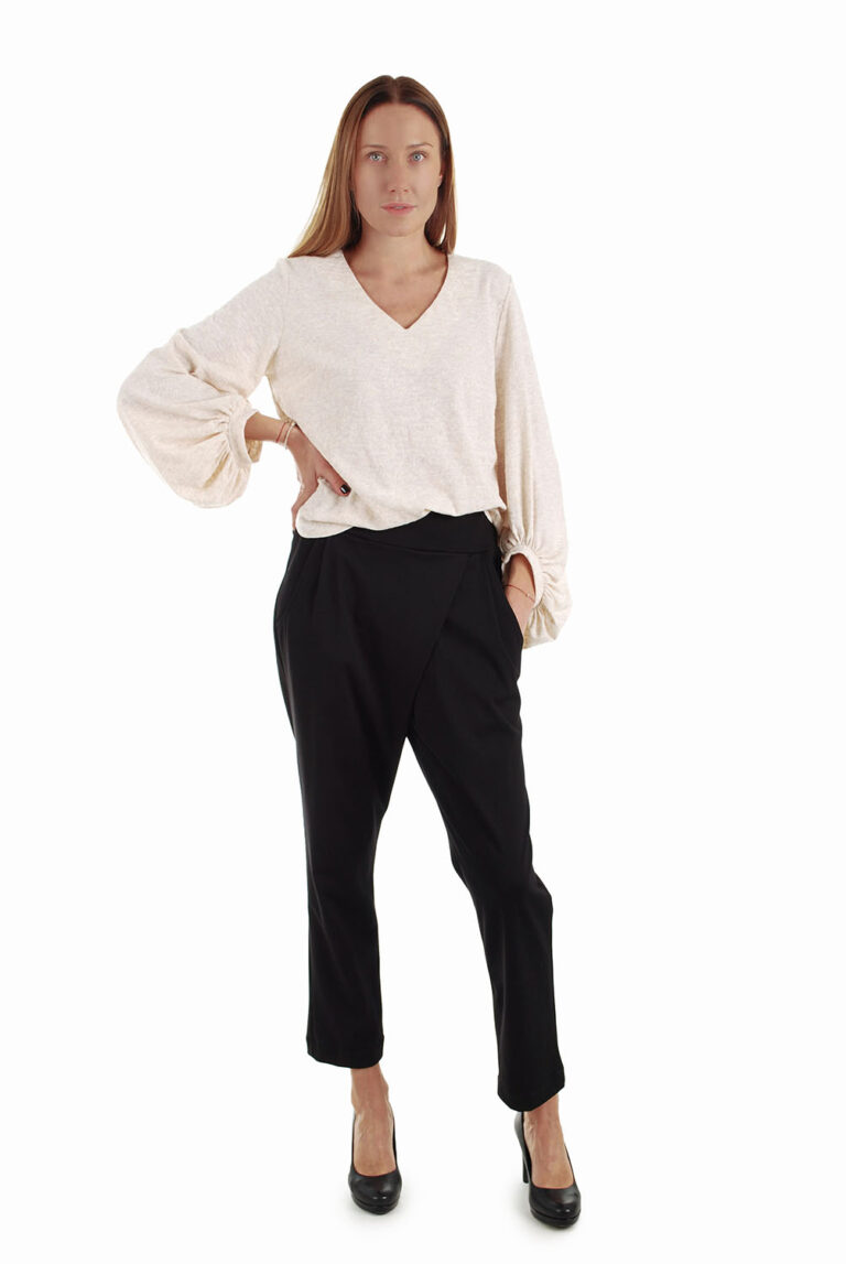 Išskirtinio dizaino moteriškos kelnės su kloste priekyje juodos