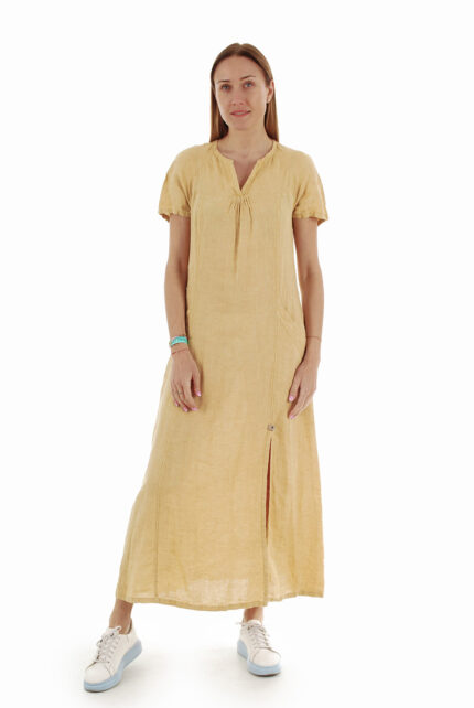 Gelsva ilga lininė suknelė lengvai platėjanti į apačią, su skeltuku priekyje ir kišenėmis