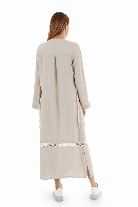 šviesi Ilga laisvo silueto suknelė ilgomis rankovėmis su skeltukais iš nugaros