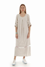 šviesi Ilga laisvo silueto suknelė su reguliuojamo ilgio rankovėmis