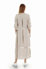 šviesi Ilga laisvo silueto suknelė su reguliuojamo ilgio rankovėmis ir skeltukais šonuose