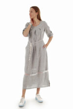 pilka Ilga laisvo silueto suknelė su reguliuojamo ilgio rankovėmis ir klostėmis ties iškirpte