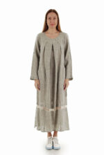 Ilga laisva lininė suknelė ilgomis rankovėmis su klostėmis ant krūtinės