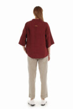 Laisvos, siaurėjančio į apačia silueto kelnės, natūralaus lino spalvos, dekoruota apačia