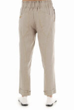 Stilingos, siaurėjančio į apačią silueto kelnės, natūralaus lino spalvos, dekoruotu juosmeniu ir kišenėmis nugaroje