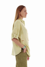 Žalsvi moteriški lininiai marškiniai pusilgėmis, reguliuojamo ilgio rankovėmis, su skeltukais šonuose
