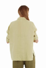 Žalsvi moteriški lininiai marškiniai pusilgėmis, reguliuojamo ilgio rankovėmis, iš nugaros