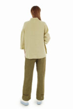 Žalsvi stilingi moteriški lininiai marškiniai pusilgėmis, reguliuojamo ilgio rankovėmis, iš nugaros