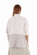 Stilingi šviesūs lininiai marškiniai moterims pusilgėmis, reguliuojamo ilgio rankovėmis iš nugaros